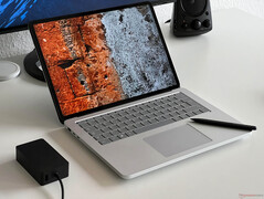 Surface Laptop Studio 2 在笔记本模式下，...