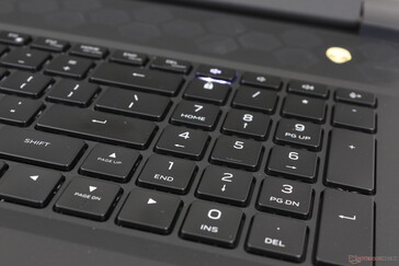 与其他大多数笔记本电脑不同的是，数字键盘和方向键与QWERTY主键的大小相同。