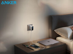据报道，新款 Anker Prime 160 W 墙式充电器将配备三个端口。图为 140 瓦笔记本充电器为Apple 手表、iPhone 和 MacBook 充电。(图片来源：Anker - 已编辑）