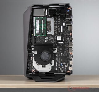 不带侧盖的华硕 ROG NUC 15