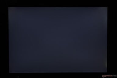 屏幕四角存在轻微至中度的背光漏光现象