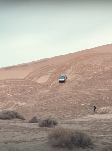 塞伯坦卡车轻而易举地爬上了沙山。