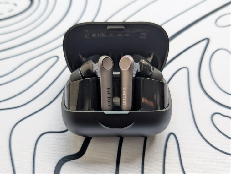 Air Pro 4+ 的小巧充电盒