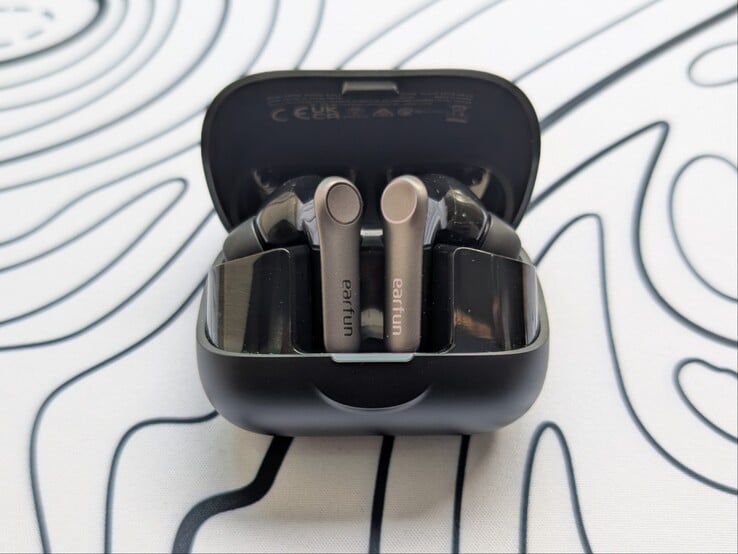 Air Pro 4+ 的小巧充电盒