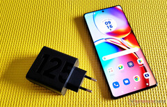 Edge 50 Pro 可能配备 125 W 有线充电功能,图为当前型号。(图片来源:Notebookcheck)