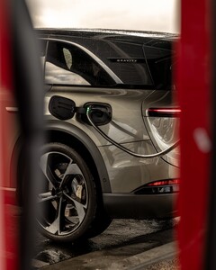 重力在超级充电器上超越了 Cybertruck(图片来源:Lucid)