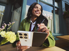 摩托罗拉 Razr Fold 支持通过 Moto Pen Ultra 使用手写笔输入。