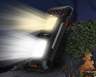 WP58 Pro 是一款配备两个手电筒的耐用型智能手机(图片来源:Oukitel)