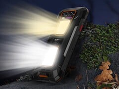 WP58 Pro 是一款配备两个手电筒的耐用型智能手机（图片来源：Oukitel）