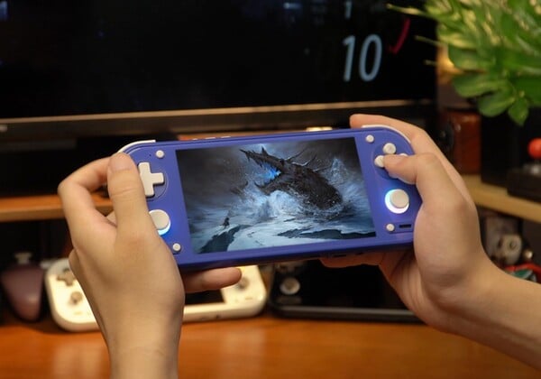Anbernic RG 55G1 是一款 Android 掌上游戏机,设计类似于 Nintendo Switch。