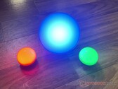 Olight Obulb Pro（左边和右边）与Hue Go（中间）的对比。照片：Andreas Sebayang/Notebookcheck.com