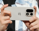 据说是电竞联盟推出的 OnePlus 15。(图片来源：微博，经过编辑和 AI 升频处理，更加清晰）。