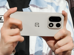 据说是电竞联盟推出的 OnePlus 15。(图片来源：微博，经过编辑和 AI 升频处理，更加清晰）。