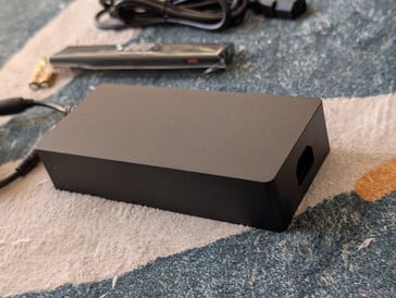 相对于小型 4K 投影机而言，交流适配器相当笨重