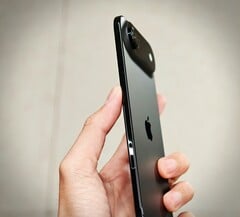 据预计，Apple 的继任机型iPhone Air将配备双后置摄像头。