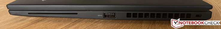 右侧智能卡读卡器、USB-A 3.2 Gen.1、Kensington Nano 安全插槽