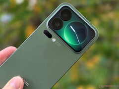 展示副显示屏的小米 17 Pro。