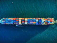 集装箱船航拍图(图片来源:Venti Views via Unsplash;已裁剪)