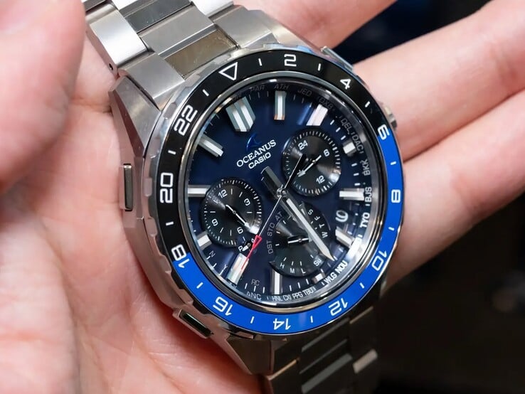 卡西欧Oceanus OCW-P3000蓝色表盘的特写，展示了城市代码、小表盘、夜光时标和宽大指针。