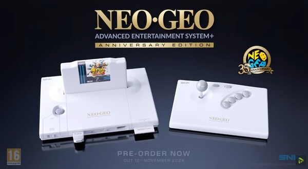 NeoGeo AES+ 周年纪念版为白色，配有一个无线街机摇杆。