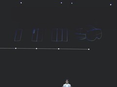 三星简要展示了其路线图，其中包括一款三折手机。(图片来源：三星三星 YouTube，官方回放 Unpacked 2025，编辑截图)