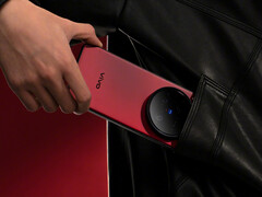 vivo X200 Ultra 的背板主要是三摄像头外壳。(图片来源：vivo）