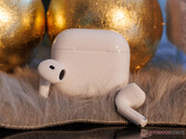 AirPods 4 采用了与 AirPods Pro 3 相同的Apple H2 芯片组，如图所示。(图片来源：Notebookcheck）