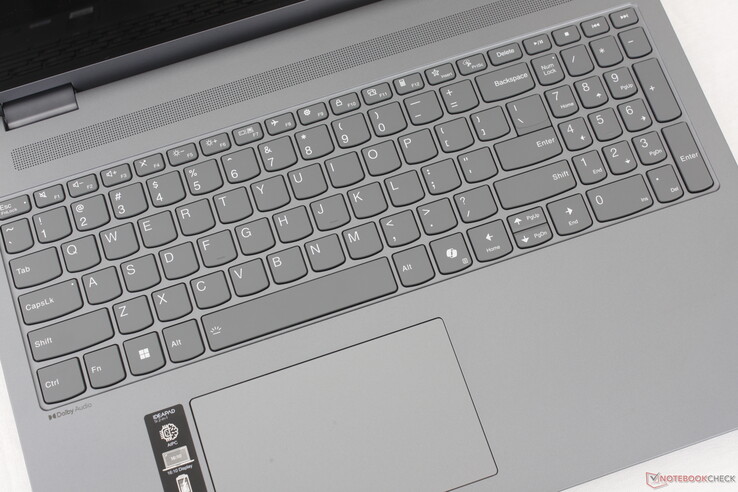 与其他 IdeaPad 机型相比，键盘的反馈和手感没有大的变化。12 x 7.5 厘米点击板尺寸