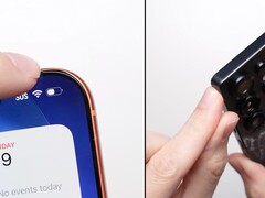 经过 1 米跌落测试后的 iPhone 17 Pro Max（左）和Galaxy S25 Ultra（右）。(图片来源：PhoneBuff on YouTube，截图）