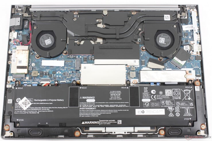 该机型提供两个 DDR5 SODIMM 插槽和两个 M.2 PCIe4 x4 2280 SSD 插槽