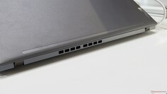 ThinkPad X系列2023。背面的风扇出口