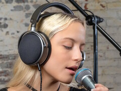 Audeze LCD-S20 封闭式平面耳机可提供准确的声音重现和强劲的低音，适合录音室使用。(图片来源：Audeze）