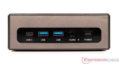 前面：USB Type-C（数据），2个USB 3.0，3.5毫米插孔，电源接通