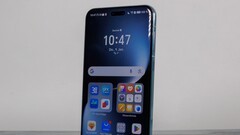 相对较大的 Magic7 Pro。(图片来源：Notebookcheck）