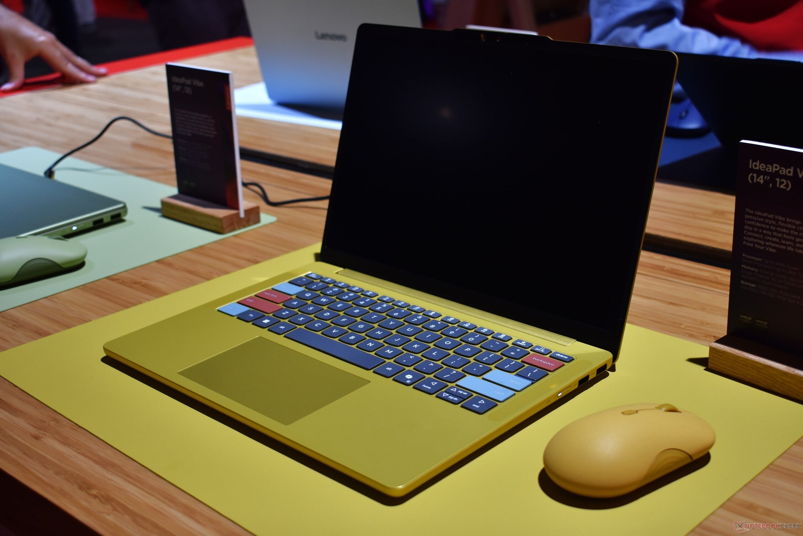 配备定制键帽的“辣金”配色联想 IdeaPad Vibe 14。