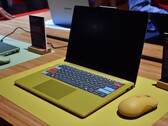 配备定制键帽的“辣金”配色联想 IdeaPad Vibe 14。