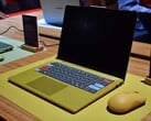 配备定制键帽的“辣金”配色联想 IdeaPad Vibe 14。