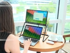 LiftVue 可通过一个巧妙设计的支架安装在笔记本电脑屏幕上方。