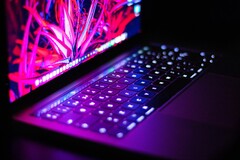 Apple 正在开发一款配备微型 LED 的 MacBook 键盘，用于动态定制图例。(图片来源：Irving Marca）