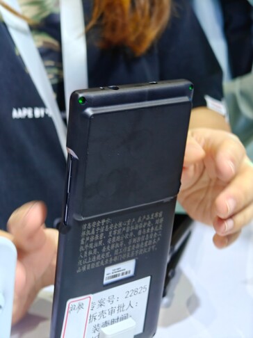 OnePlus 12 背面（图片来源：Abhishek Yadav on X）