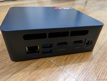 后部。千兆RJ-45，2个USB-A，2个HDMI（4k60），AC适配器