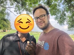 托马斯-M.和达里尔-利宁顿庆祝找回被盗的三星 S21 FE。(图片来源：Notebookcheck - Darryl Linington）