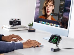 UGREEN 二合一 Qi2 磁性可折叠充电站现已上市。(图片来源：UGREEN）