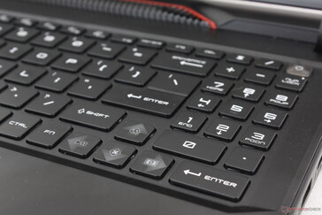 数字键盘和方向键都比 QWERTY 主键更小、更紧凑