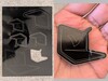 使用二极管激光在丙烯酸树脂上制作 Notebookcheck 徽标（左），使用光纤激光切割徽标（右）。