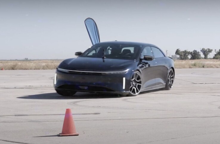 Lucid Air Sapphire 在 U 型拖曳中轻松击败 Model S Plaid。(图片来源：Edmunds Cars via YouTube）