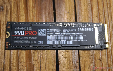在前面，在贴纸下可以看到控制器、DDR4内存和V-NAND。