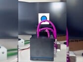 改装了水冷组件的Steam Machine。