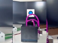 改装了水冷组件的Steam Machine。