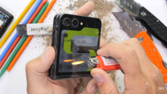 Z Flip5 能否承受高温? (来源:JerryRigEverything via YouTube)